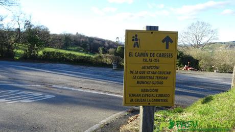 Cartel advertencia cruce de carretera en Camín de Careses