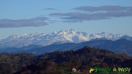 Picos de Europa desde Villar, Siero