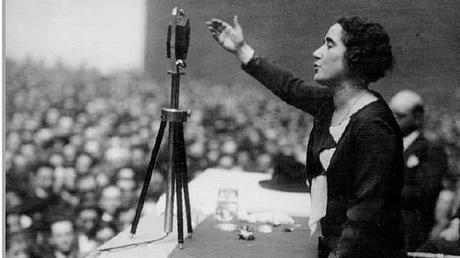 Clara Campoamor en su discurso por el voto femenino el 1 de octubre de 1931.