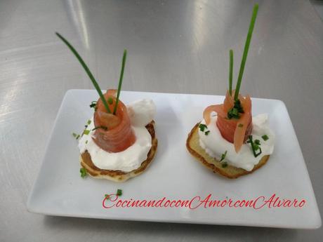 Blinis con Salmón y Queso Fresco