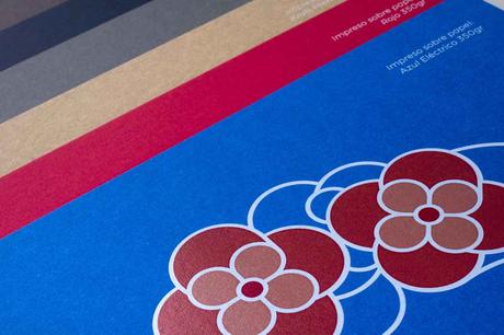 Flores impresas sobre papel de colores