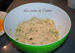 Tortas de quinoa y cebolletas con salsa salbitxada