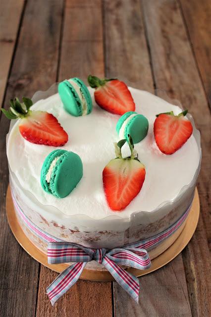 Tarta de naranja y fresas