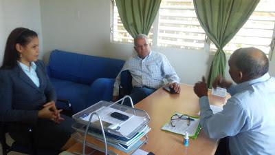 Diputado Méndez conversa sobre La DIDA con Nenén y Omaira en Barahona.