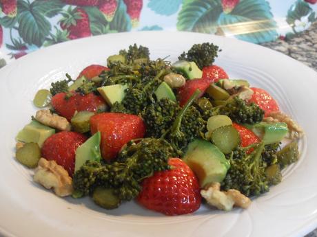 Ensalada de Bimi con fresas y aguacate con vinagreta de mostaza