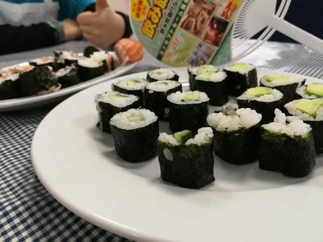 Preparando sushi en familia