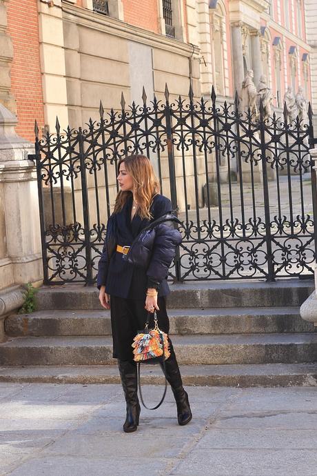 Plumas sobre blazer con cinturon Plumas sobre blazer con cinturon