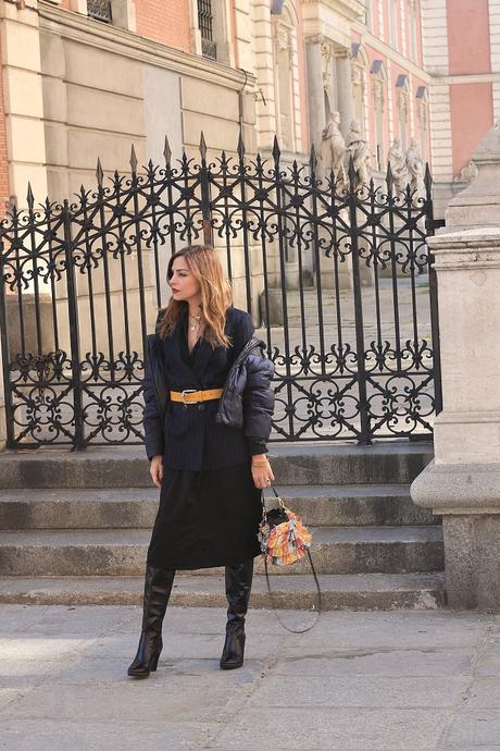 Plumas sobre blazer con cinturon Plumas sobre blazer con cinturon