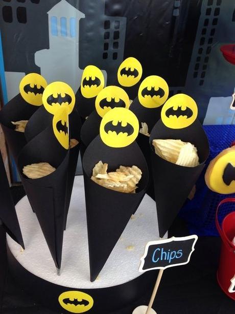 Papas en conos de papel, con el símbolo de batman impreso: