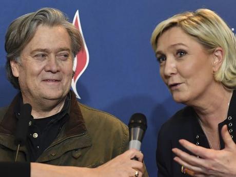 “Deja que te llamen racistas”, le dice Bannon a la ultraderechista francesa Líder del partido Frente Nacional Marine Le Pen, derecha, y