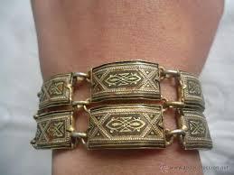 El significado de soñar con un brazalete. El significado de soñar con un brazalete.