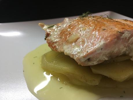 Salmón confitado a la mantequilla con tomillo