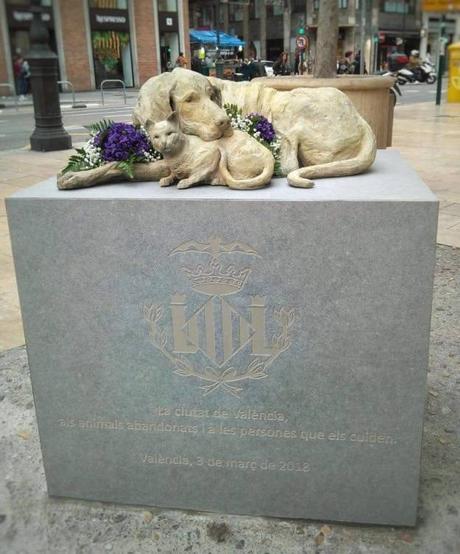 Foto: 'Callejeros' es la estatua que se alza en el centro de Valencia en honor a los animales abandonados (Podemos Animalista)