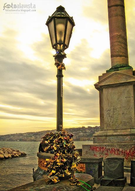 El amor amarrado a la luz de una farola - Fotografía artística