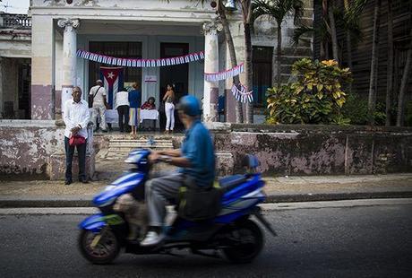 El pueblo vota en las urnas
