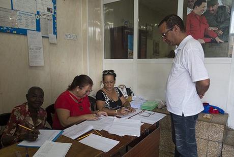 El pueblo vota en las urnas