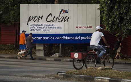 El pueblo vota en las urnas