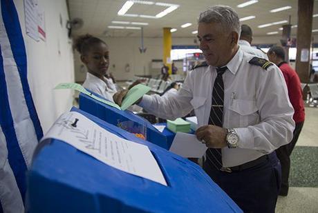El pueblo vota en las urnas