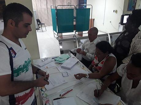 El pueblo vota en las urnas