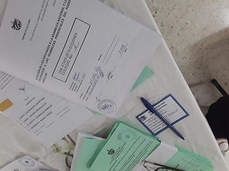 El pueblo vota en las urnas