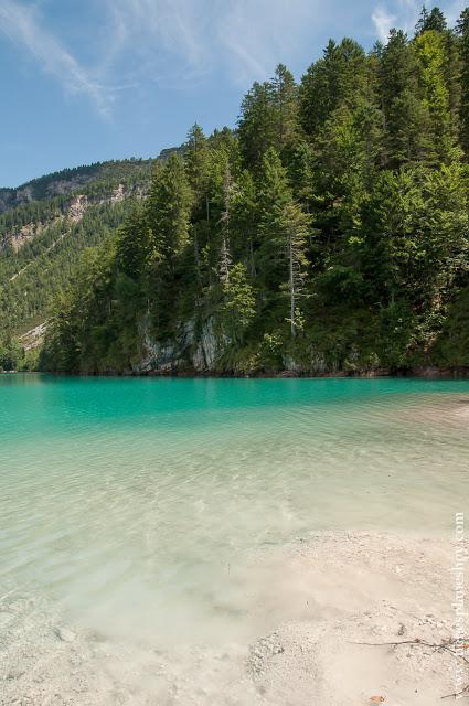 Lago turquesa Italia viaje senderismo facil