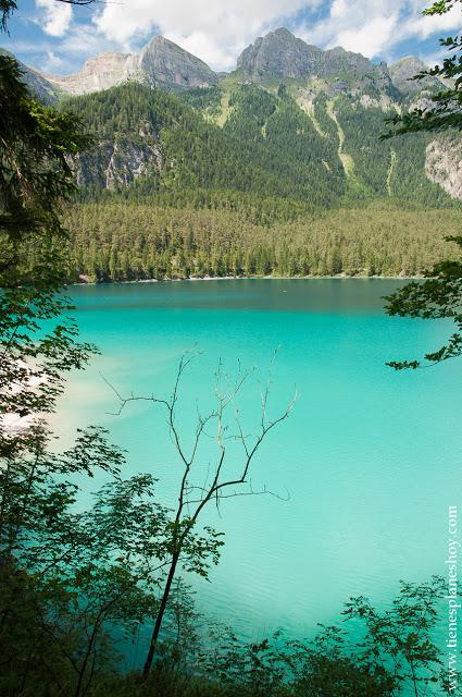 Lago di Tovel Italia paisaje montaña turquesa