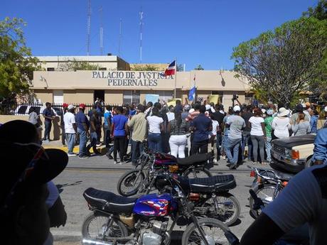 Crece temor se cometa masacre contra haitianos en Pedernales.