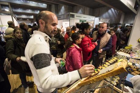Rubén Varona, en su stand, en la recién celebrada Feria del Producto de Cantabria. /Javier Cotera