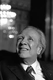 poema de Borges La imagen puede contener: una persona, sonriendo, primer plano