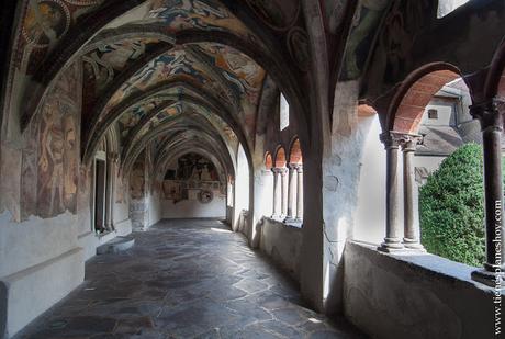 Bressanone Italia claustro catedral turismo ciudad Dolomitas
