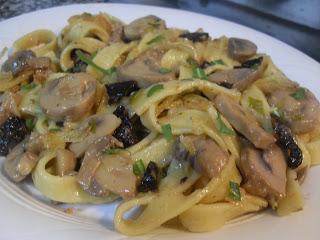 Fettuccine con champiñones y salsa de cava Fettuccine con champiñones y salsa de cava