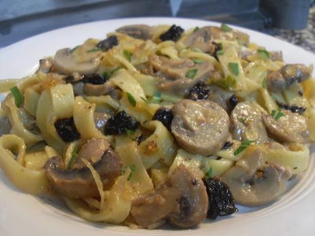 Fettuccine con champiñones y salsa de cava Fettuccine con champiñones y salsa de cava