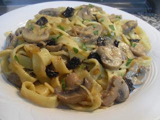Fettuccine con champiñones y salsa de cava Fettuccine con champiñones y salsa de cava