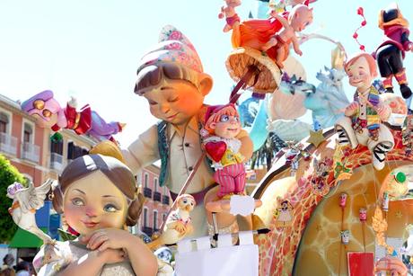 LAS FALLAS, FIESTA FAVORITA DE LOS ESPAÑOLES LAS FALLAS, FIESTA FAVORITA DE LOS ESPAÑOLES