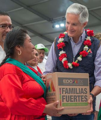 CUMPLE ALFREDO DEL MAZO CON LA ENTREGA DE CANASTAS ALIMENTARIAS A PERSONAS DE LA TERCERA EDAD, NIÑOS Y FAMILIAS EN SITUACIÓN DE VULNERABILIDAD