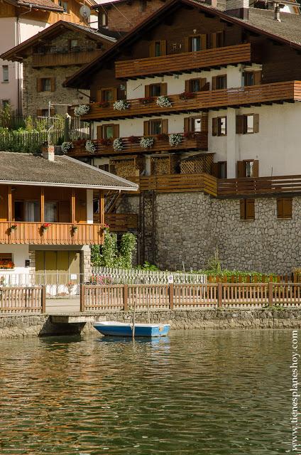 Alleghe pueblo bonito Italia Dolomitas
