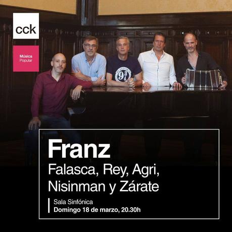 La imagen puede contener: 5 personas, personas de pie