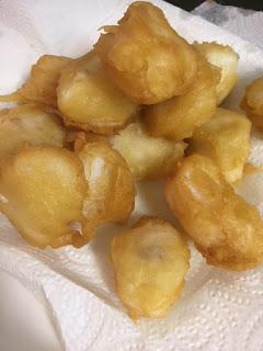 BACALAO EN TEMPURA CON SALSA DE ALL I OLI DE PERA BACALAO EN TEMPURA CON SALSA DE ALL I OLI DE PERA