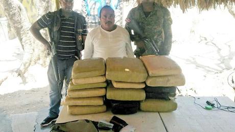 Payano Rivas (Catapulta), quien vivía en Neiba, fue apresado con cargamento de Marihuana. Payano Rivas (Catapulta), quien vivía en Neiba, fue apresado con cargamento de Marihuana.