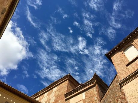 La imagen puede contener: nubes, cielo, árbol y exterior