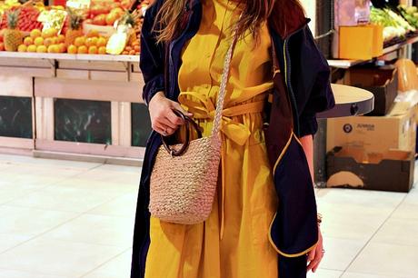 vestido midi amarillo y botas altas con parka