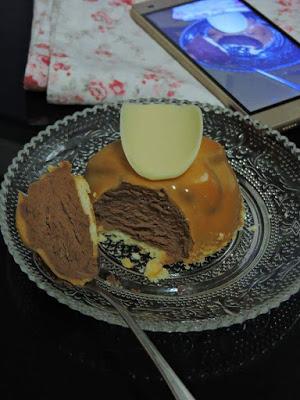 Semiesfera de mousse de chocolate con cobertura espejo de caramelo