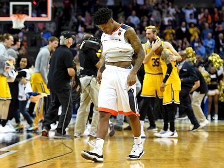 El guardia de Virginia Cavaliers Nigel Johnson (23) reacciona