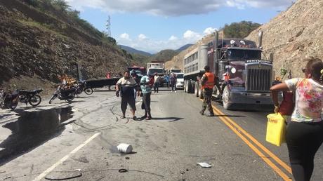 Fallece conductor de camión en choque con patana en El Número de Azua.