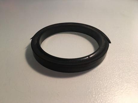 Detalle de la pieza rota por el uso y fácilmente repuesta