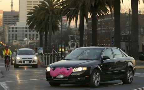 Ejemplo de coche de Lyft con su peculiar publicidad