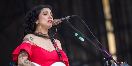 Mon Laferte y el duro mensaje a Lollapalooza Chile: “Por la chucha que nos tratan mal en nuestro país”