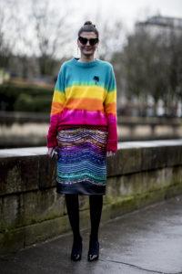 Las rayas multicolor se convierten en la tendencia más cool del street style moda
