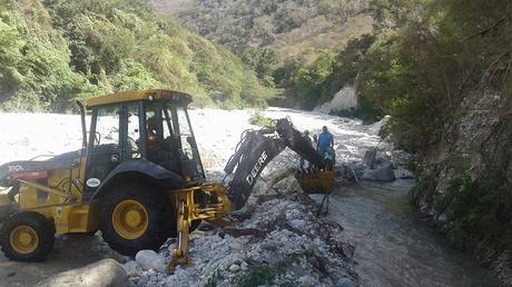 INDRHI soluciona fuga de agua en Canal El Manguito de Neiba.