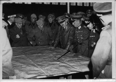 Visita de Mussolini y Hitler al aeropuerto de Uman 1941